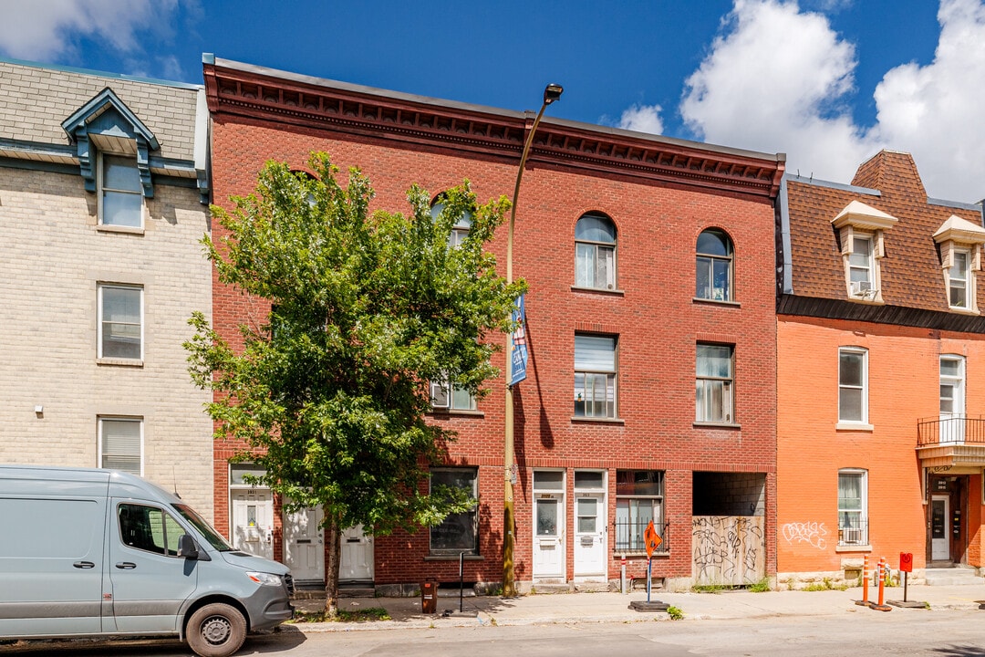 3925 Saint-Jacques Rue in Montréal, QC - Building Photo