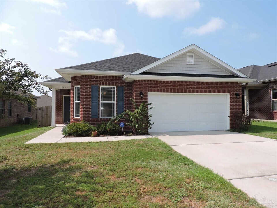 5643 Vendome Ct in Milton, FL - Building Photo
