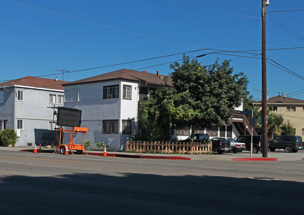 2280 S Barrington Ave in Los Angeles, CA - Building Photo