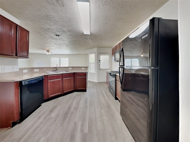 3406 Maris Way in Humble, TX - Foto de edificio - Building Photo