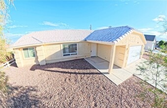 960 Lone Pine Rd in Pahrump, NV - Foto de edificio - Building Photo