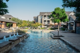 Platinum Castle Hills in Lewisville, TX - Foto de edificio - Building Photo