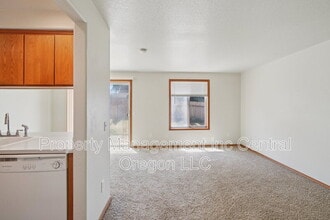 2118 Baines Blvd in Hubbard, OR - Building Photo - Building Photo