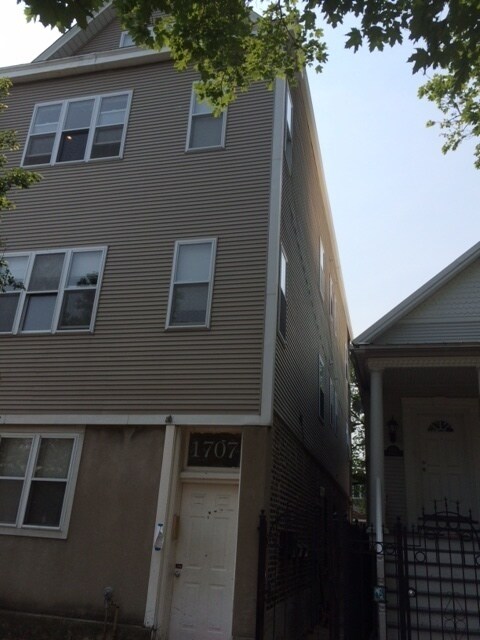 1707 W Roscoe St in Chicago, IL - Building Photo