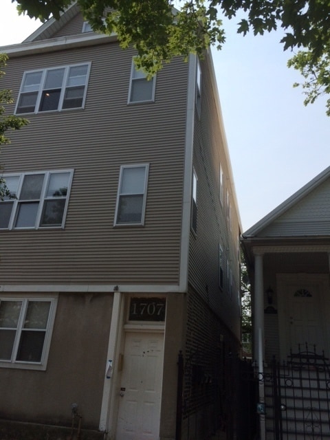 1707 W Roscoe St