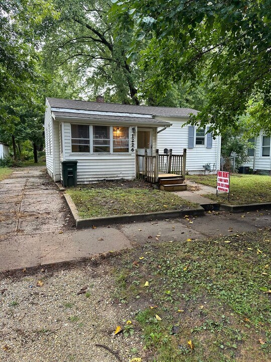 1226 Lincoln St in Waterloo, IA - Building Photo