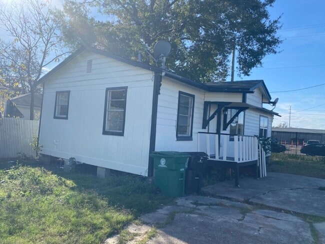 property at 1214 Des Jardines St