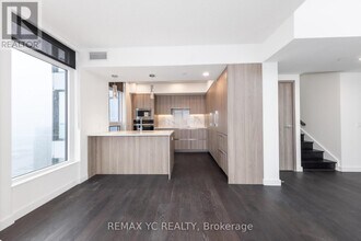 1 Concord Cityplace Wy in Toronto, ON - Building Photo - Building Photo