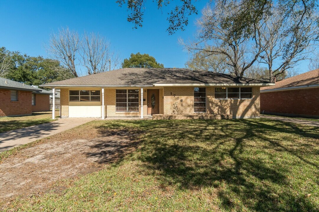 1706 Colby Dr in Baytown, TX - Building Photo