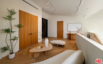 3699 Alta Mesa Dr in Los Angeles, CA - Foto de edificio - Building Photo