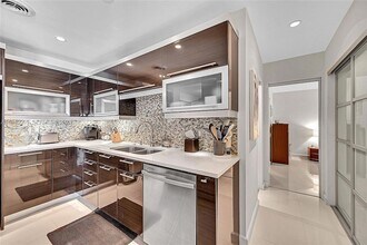 6261 Bay Club Dr, Unit 4 in Fort Lauderdale, FL - Building Photo - Building Photo