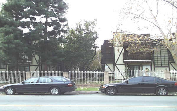 5735 Hazeltine Ave in Van Nuys, CA - Foto de edificio - Building Photo