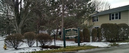 Glenwood Townhomes in Fairport, NY - Foto de edificio - Building Photo