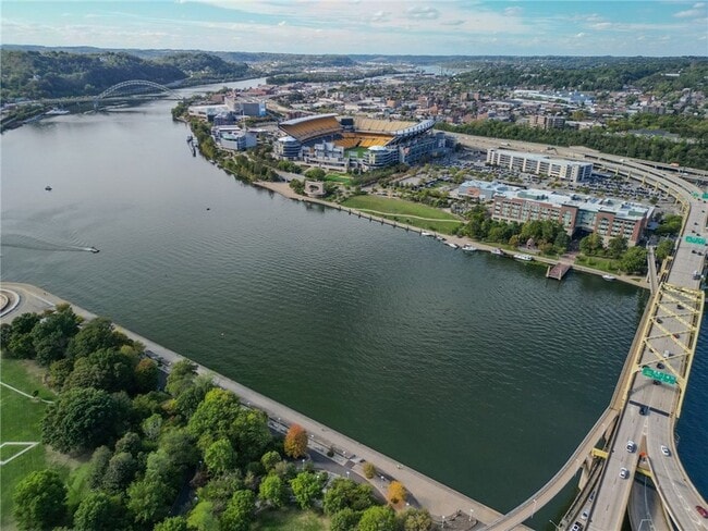 320 Fort Duquesne Blvd, Unit 4E in Pittsburgh, PA - Building Photo - Building Photo