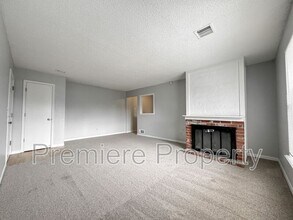 11103 NW Player Dr in Parkville, MO - Building Photo - Building Photo