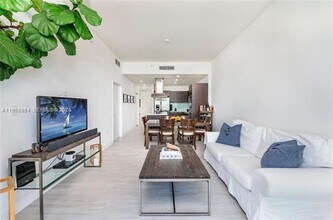 7928 East Dr in North Bay Village, FL - Foto de edificio - Building Photo