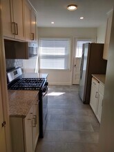 8635 W Center St, Unit 2 in Milwaukee, WI - Foto de edificio - Building Photo