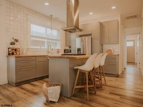 3 S Surrey Ave-Unit -2nd in Ventnor City, NJ - Building Photo - Building Photo