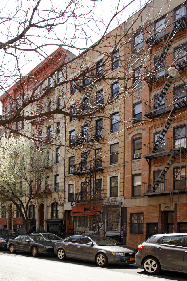 202 E 7th St in New York, NY - Foto de edificio - Building Photo