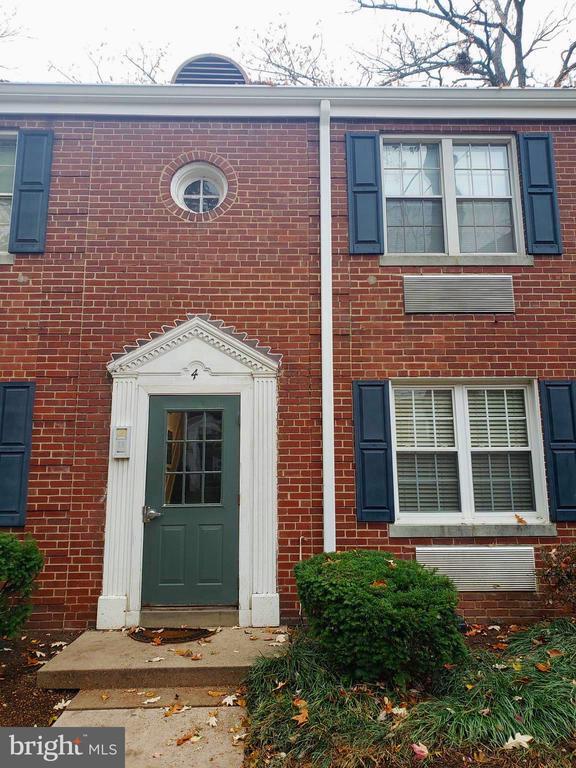 property at 4 Auburn Ct