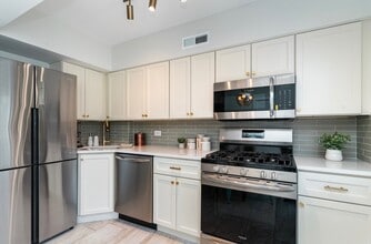 676 Roger Williams Ave in Highland Park, IL - Building Photo - Building Photo