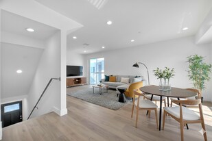 11726 Hamlin St in Los Angeles, CA - Building Photo