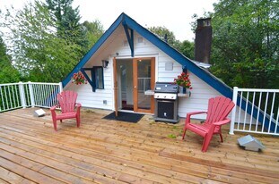 1210 14th St E in North Vancouver, BC - Building Photo