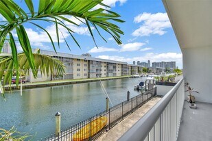 3527 NE 168th St in North Miami Beach, FL - Building Photo