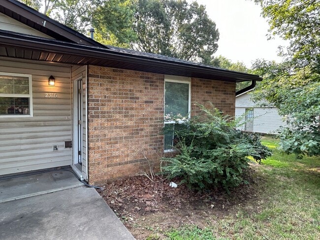 property at 2316-2318 N Raven Ln