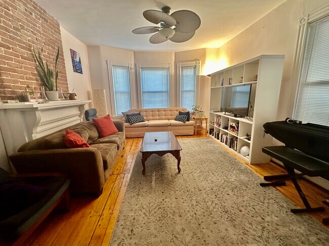 166 Magazine St, Unit 1 in Cambridge, MA - Foto de edificio - Building Photo