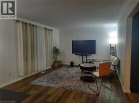 16 Acorn Ln in Brantford, ON - Building Photo