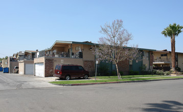 330 E Wakefield Ave in Anaheim, CA - Building Photo - Building Photo