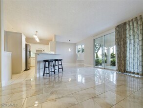 85 Silver Oaks Cir, Unit 6102 in Naples, FL - Foto de edificio - Building Photo