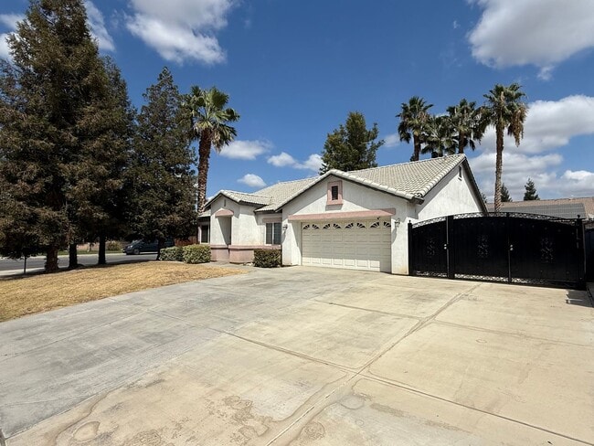 Spacious 4-Bedroom Home in Southwest Baker in Bakersfield, CA - Building Photo - Building Photo