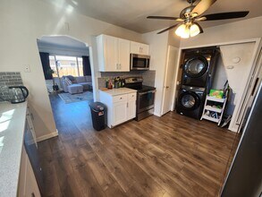 5527 W 8th Ave in Lakewood, CO - Foto de edificio - Building Photo