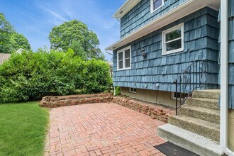 22 Central St in Huntington, NY - Building Photo - Building Photo