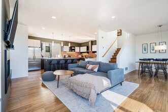 2323 W Crockett St in Seattle, WA - Building Photo - Building Photo