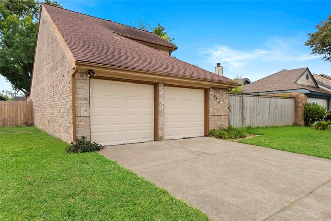 8519 Wild Basin Dr in Houston, TX - Building Photo - Building Photo