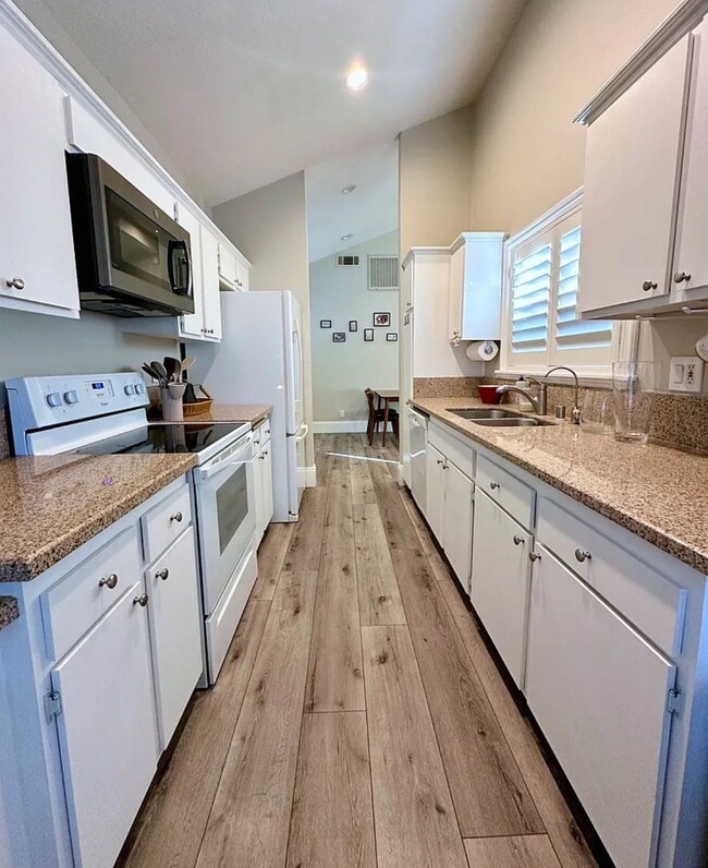 218 Pineview in Irvine, CA - Building Photo - Building Photo