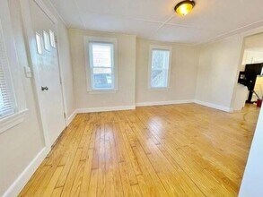 28 DuPont Ave, Unit 1 in Biddeford, ME - Building Photo - Building Photo