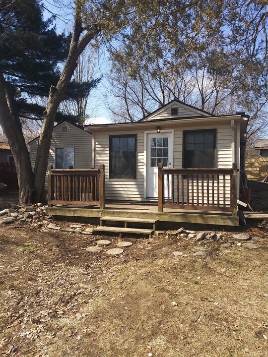 9570 Cooley Lake Rd in White Lake, MI - Foto de edificio