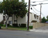 16132 Parkside Ln in Huntington Beach, CA - Foto de edificio - Building Photo