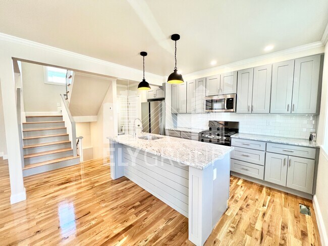 60 Golden Ave, Unit 1 in Medford, MA - Building Photo - Building Photo