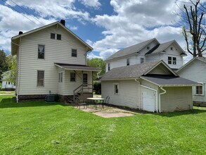 296 E State St in Athens, OH - Foto de edificio - Building Photo