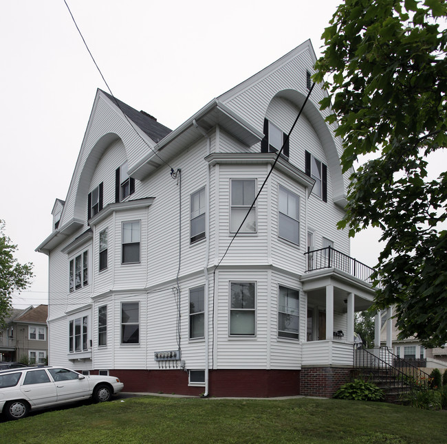 623 Pontiac Ave in Cranston, RI - Foto de edificio - Building Photo