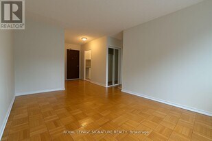 990 Avenue Rd in Toronto, ON - Building Photo