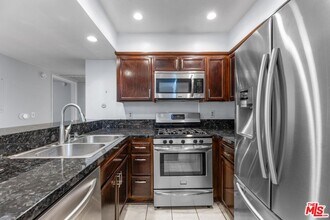 5325 Newcastle Ave in Los Angeles, CA - Building Photo - Building Photo