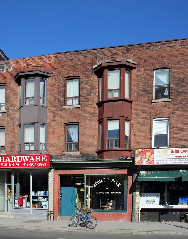 924b Bloor St W in Toronto, ON - Building Photo - Building Photo