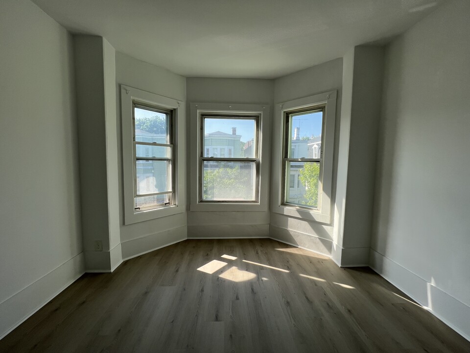 209 Lexington St, Unit 1 in Boston, MA - Building Photo