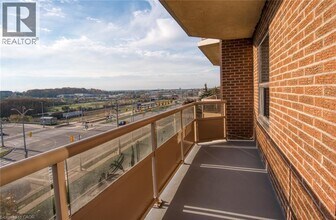 1100 Courtland Ave E in Kitchener, ON - Building Photo - Building Photo